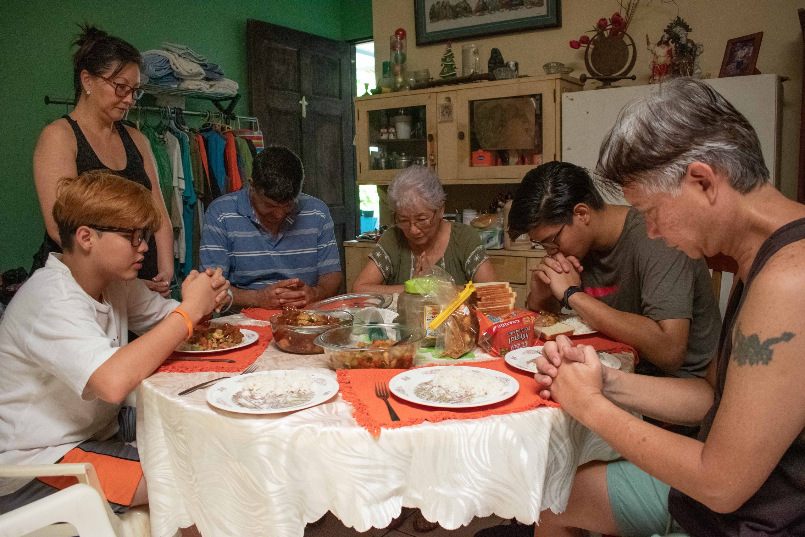 The SÃ¡nchez Li family saying grace before eating, 2018